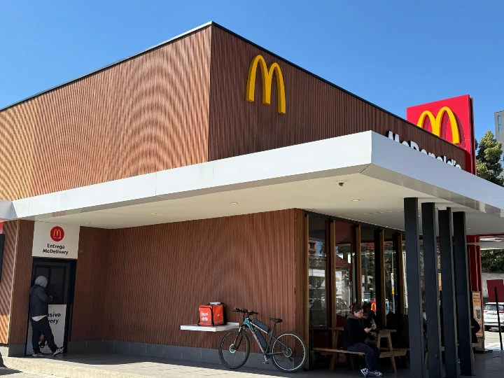 McDonald's Temuco, fachada exterior revestida con perfil Duolux 9
