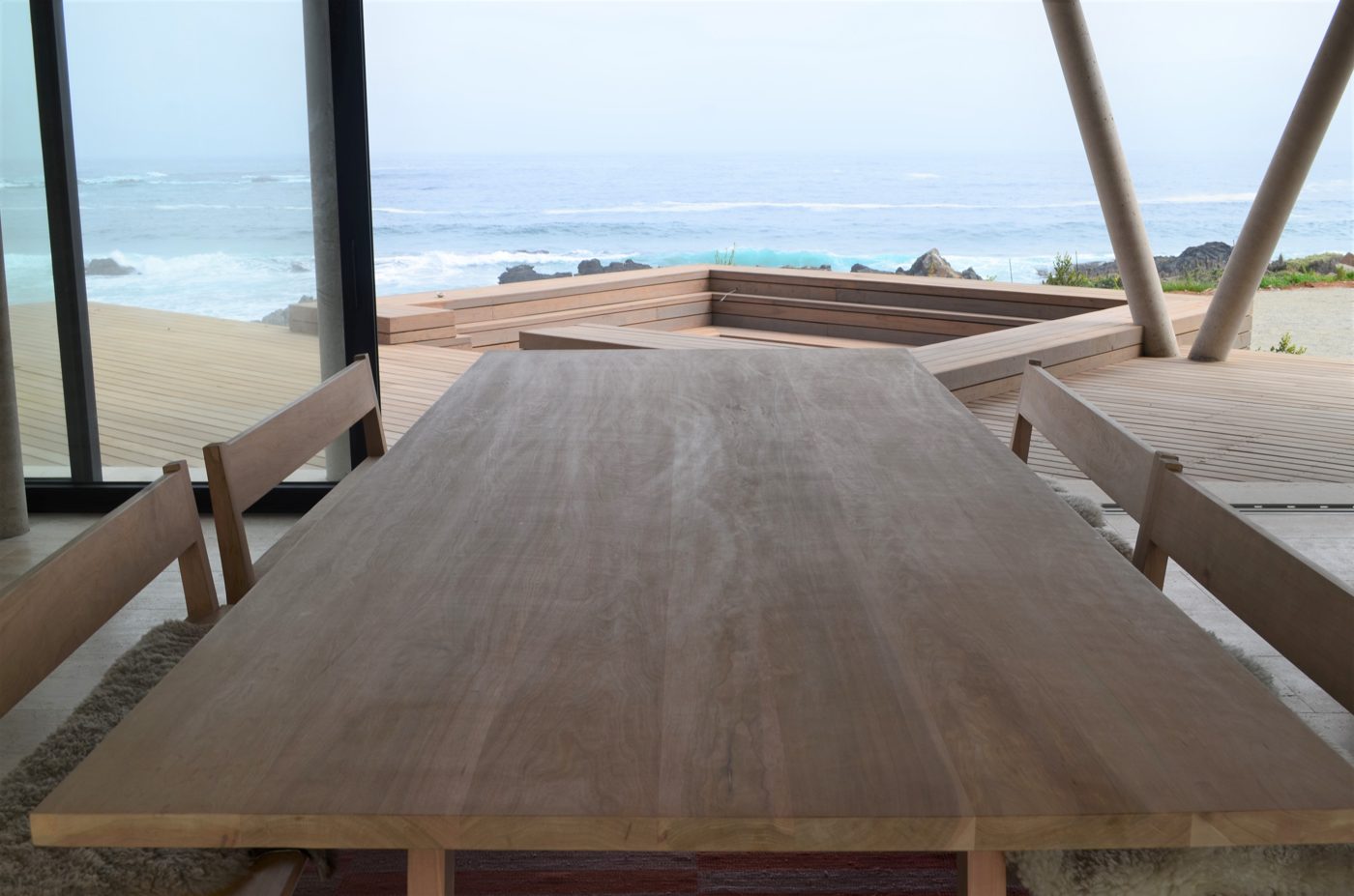 Comedor y deck de madera termotratada en Casa Agua Dulce, Huentelauquén