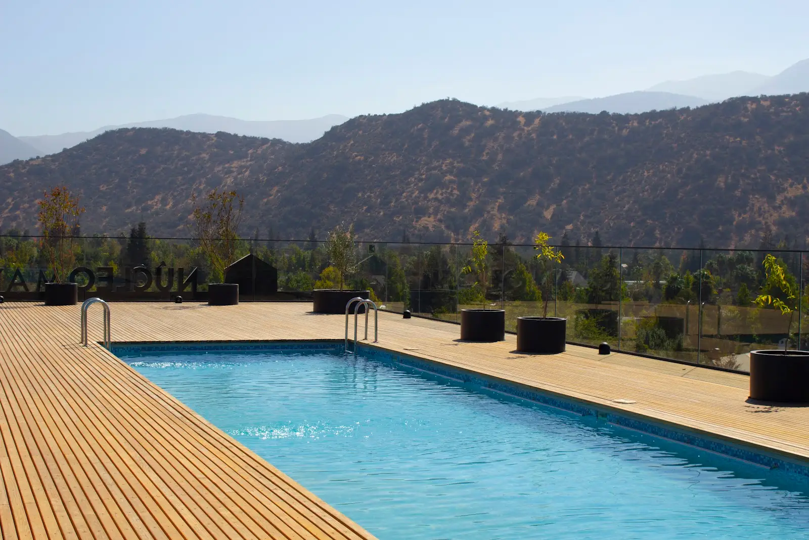 Piscina y terraza con madera termotratada Topwood en Lo Barnechea
