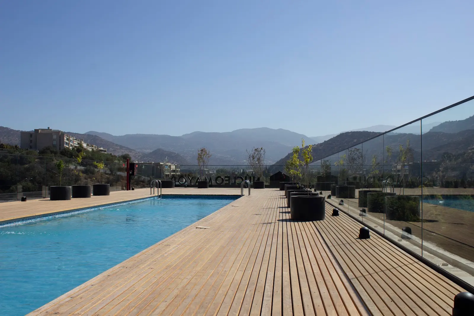 Terraza con piscina y madera termotratada Topwood en Edificio Núcleo Los Trapenses, Lo Barnechea