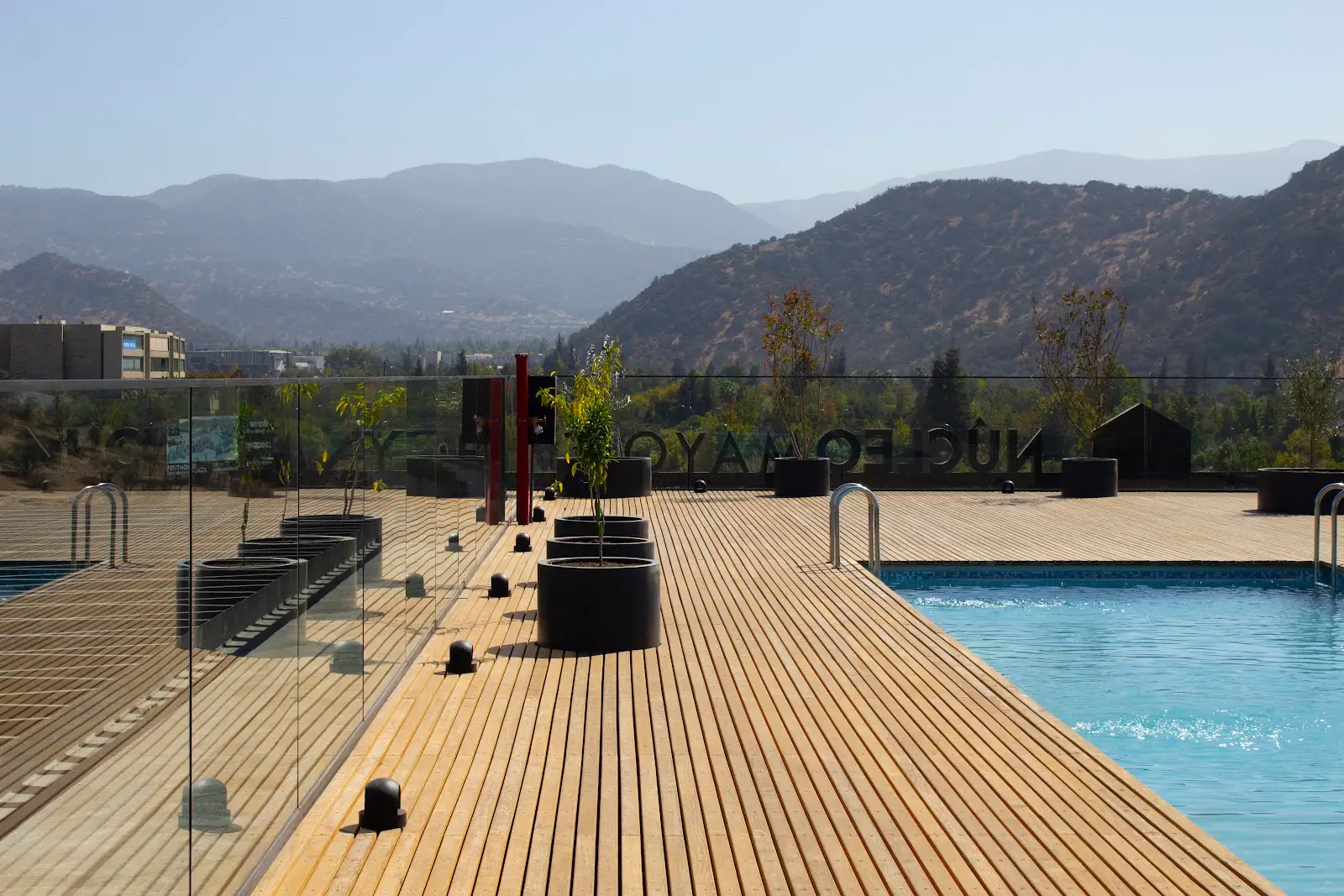Terraza de madera termotratada con vista a la cordillera en Edificio Núcleo Los Trapenses