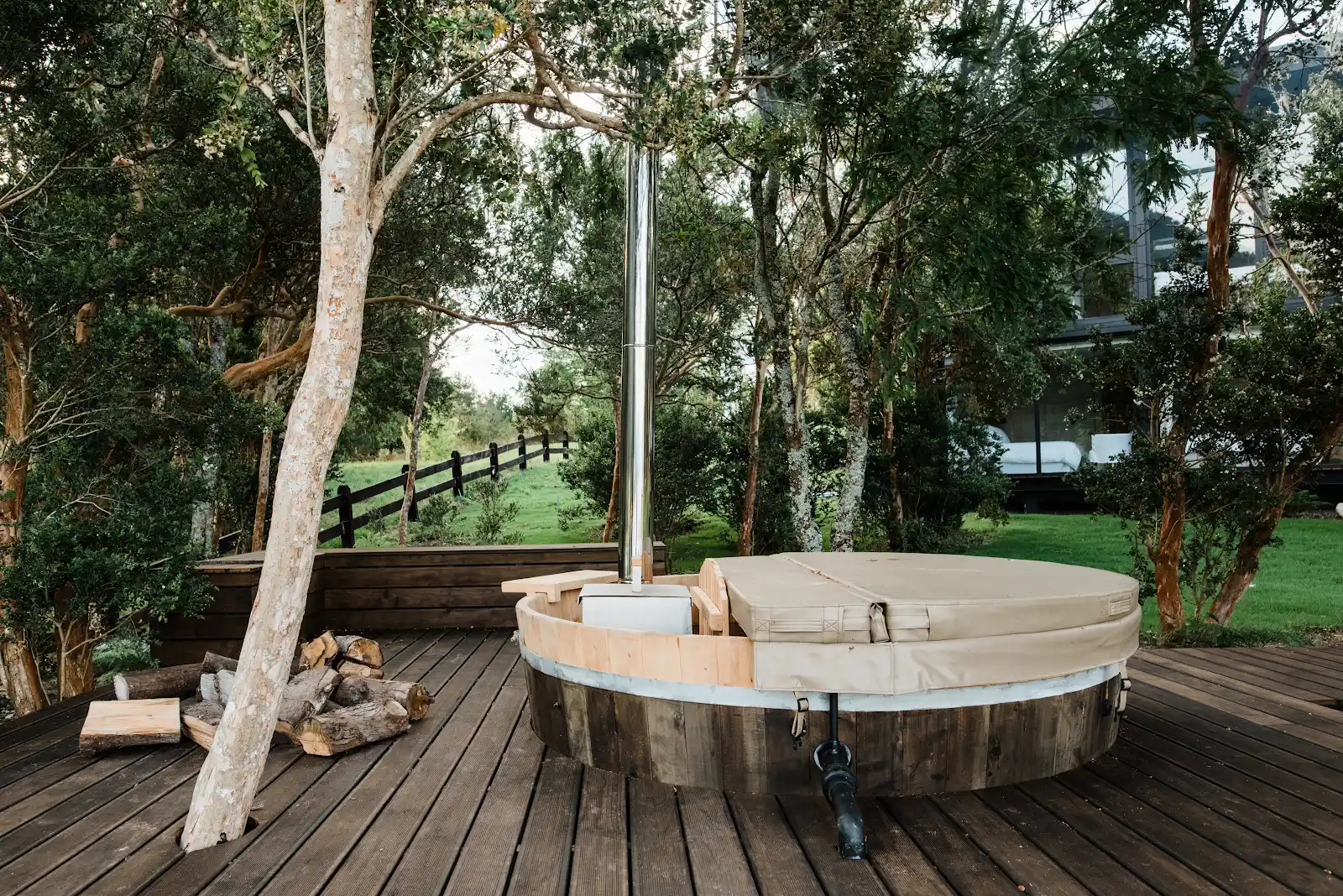 Casa RD, Riñihue con deck TW-04B en pino termotratado