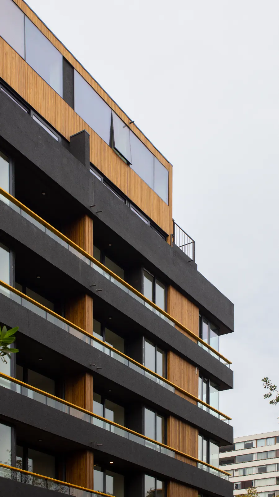 Edificio JSS449 en Providencia con revestimiento TW-02A en pino termotratado