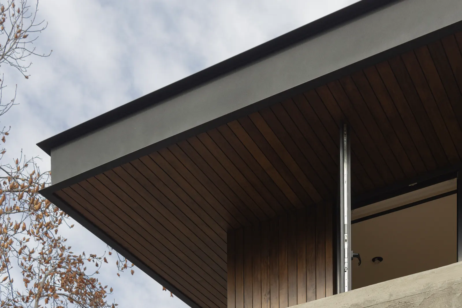 Exterior de Casa CM en Lo Barnechea con revestimiento TW-02A en pino termotratado Topwood