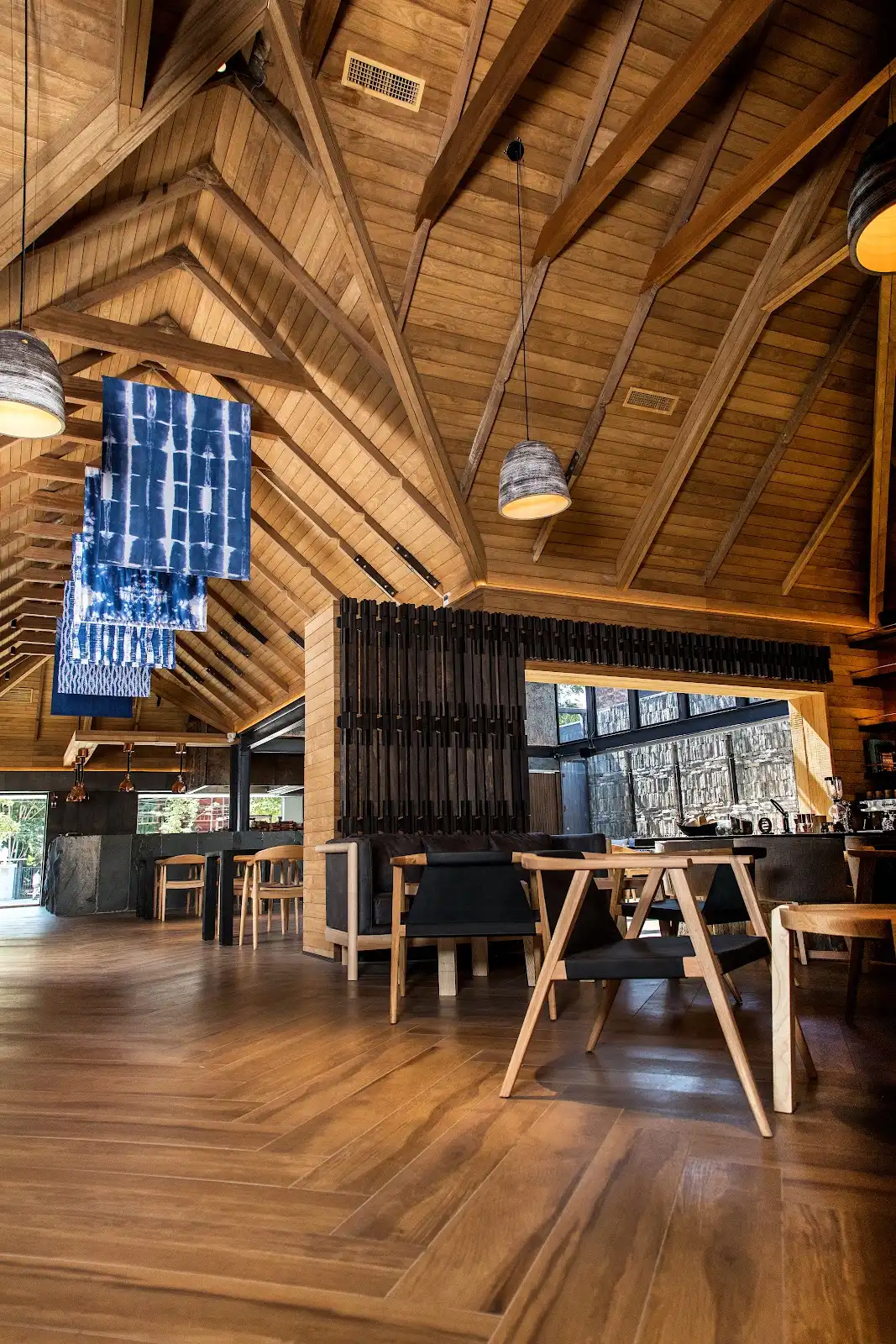 Interior del Restaurant Dondoh en Vitacura con revestimiento TW-02A en pino termotratado