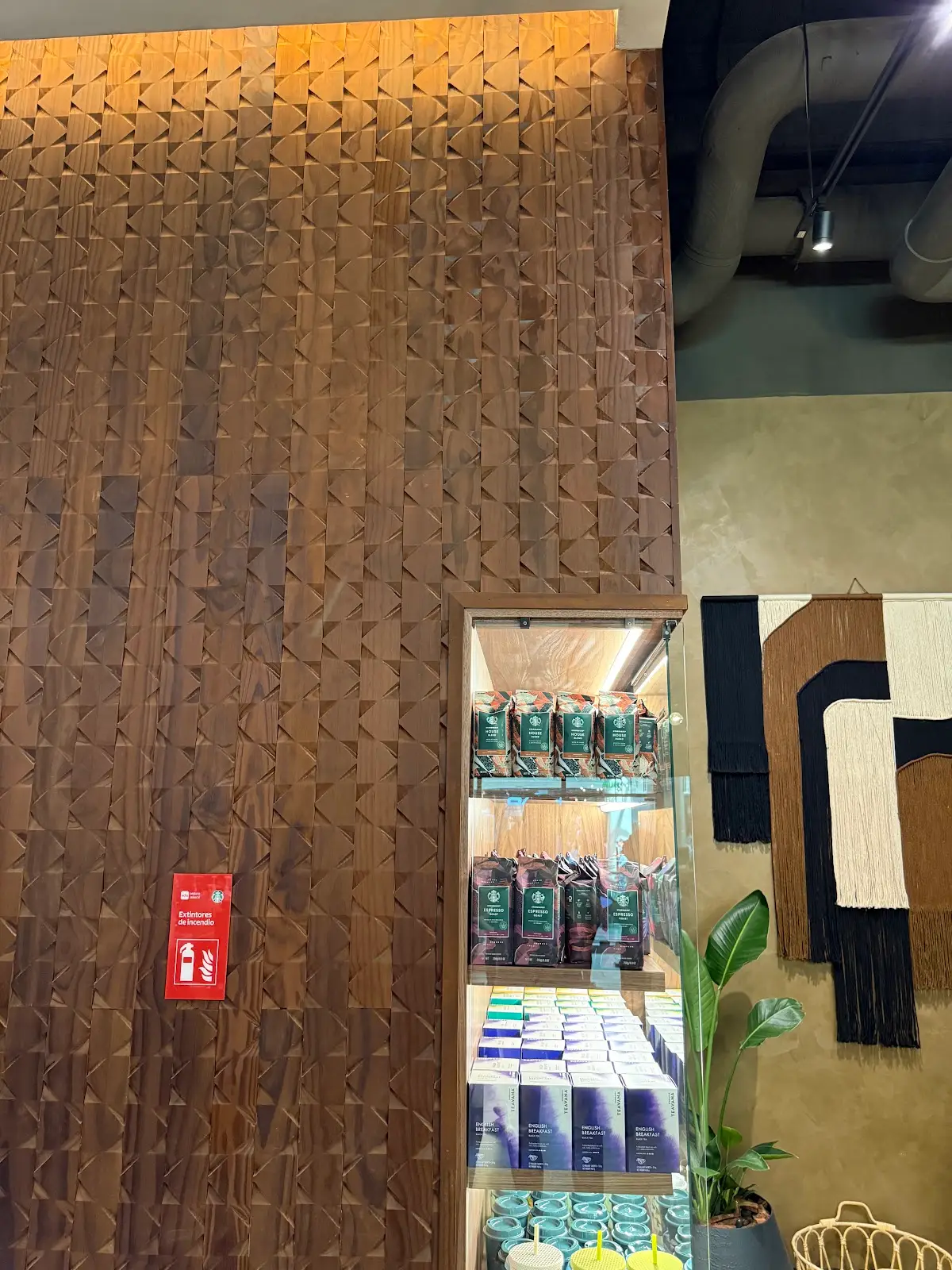 Revestimiento esculpido Trama 03 junto a una vitrina en Starbucks Alto Las Condes