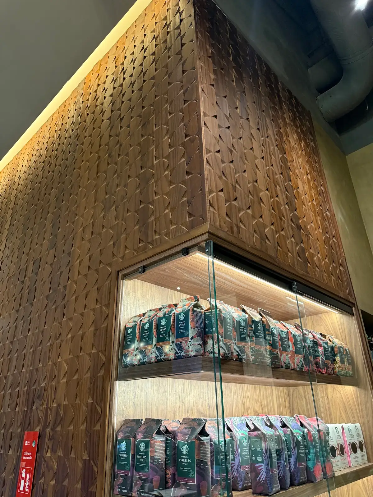 Starbucks Alto Las Condes con Trama 03 en pino termotratado