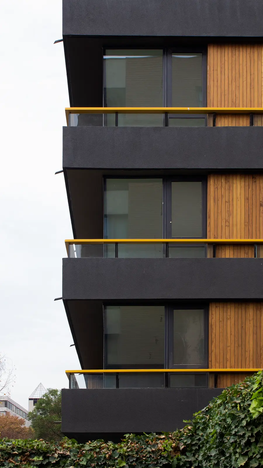 Balcones del Edificio JSS449 en Providencia con revestimiento de madera termotratada Topwood