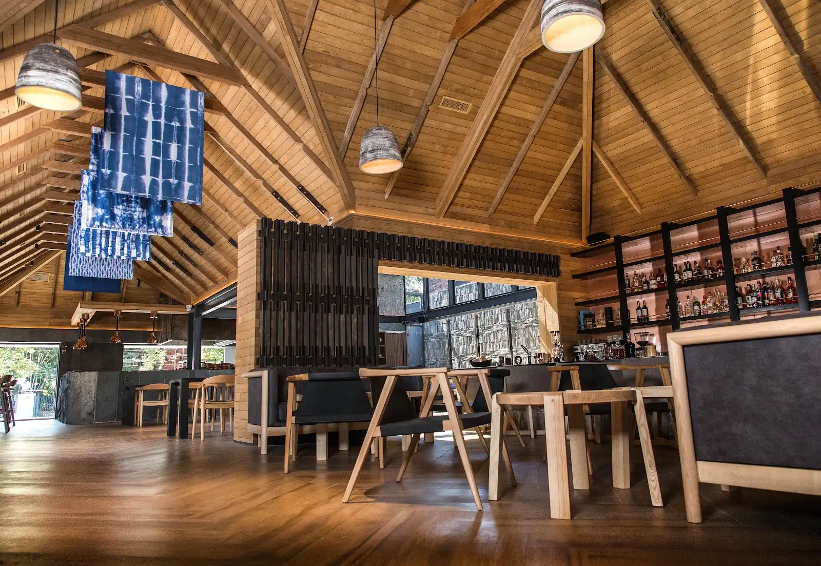 Interior del Restaurant Dondoh en Vitacura con madera termotratada Topwood