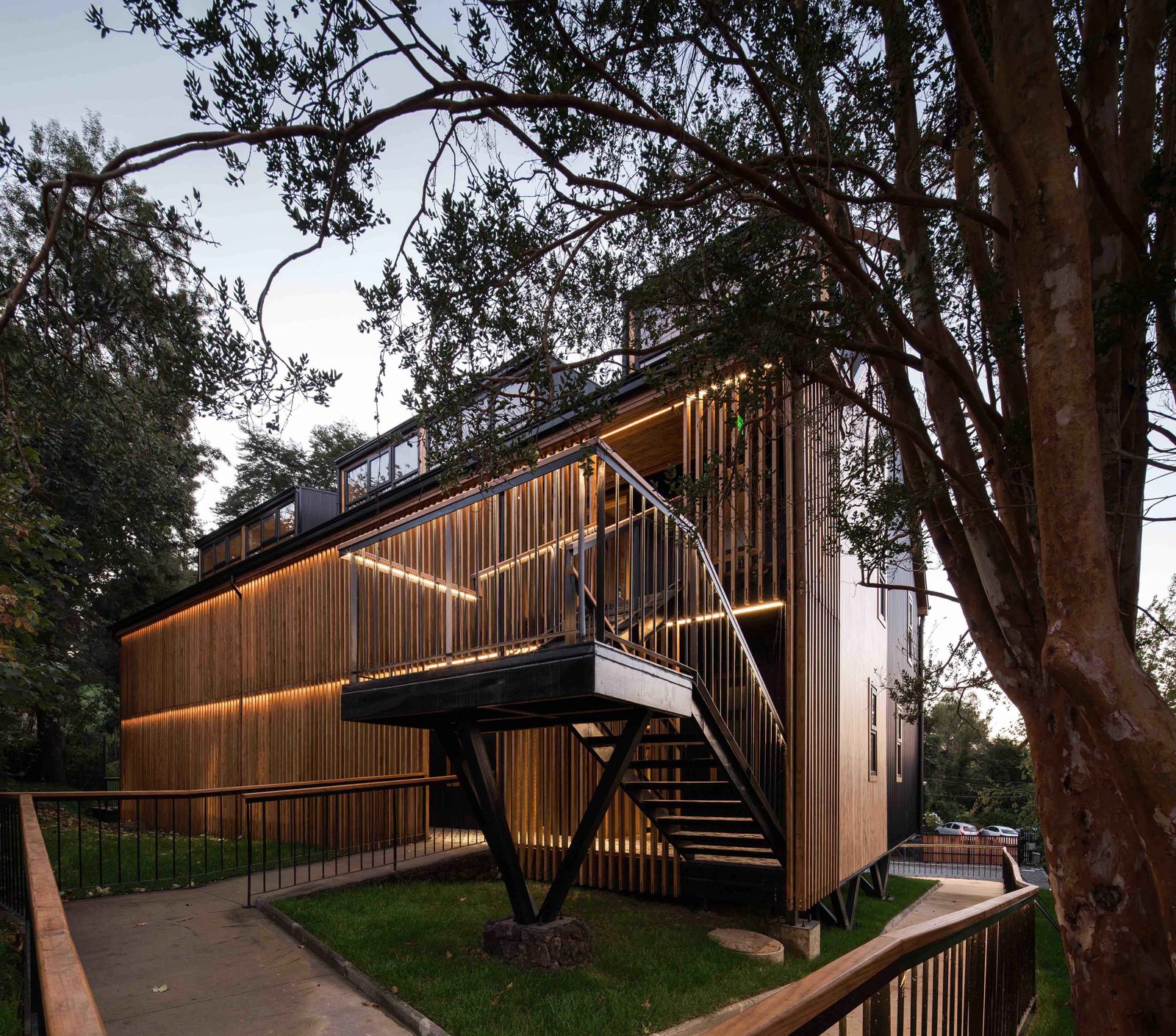 Fachada de celosías de madera termotratada del ANOKA Apart Hotel Boutique en Frutillar