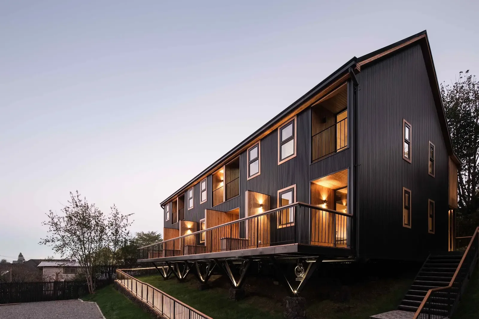ANOKA Apart Hotel Boutique en Frutillar al atardecer, con revestimiento de madera termotratada