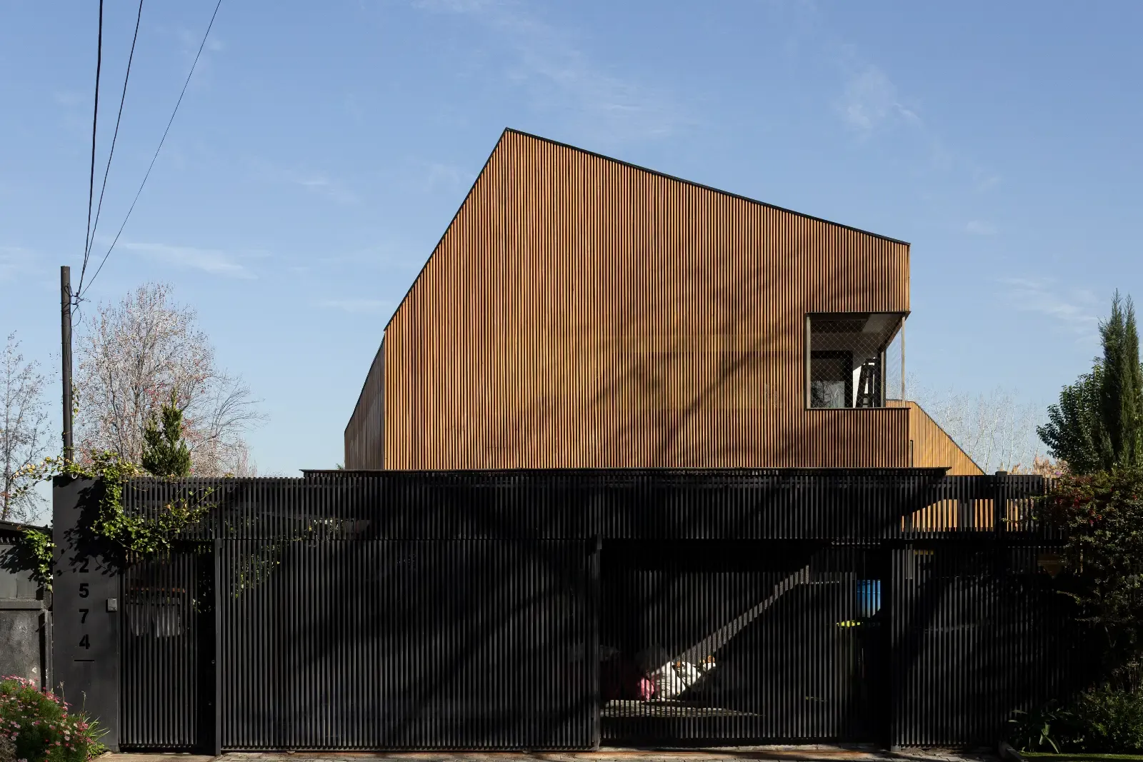 Casa OA en Vitacura con celosías TW-03A de madera termotratada Topwood