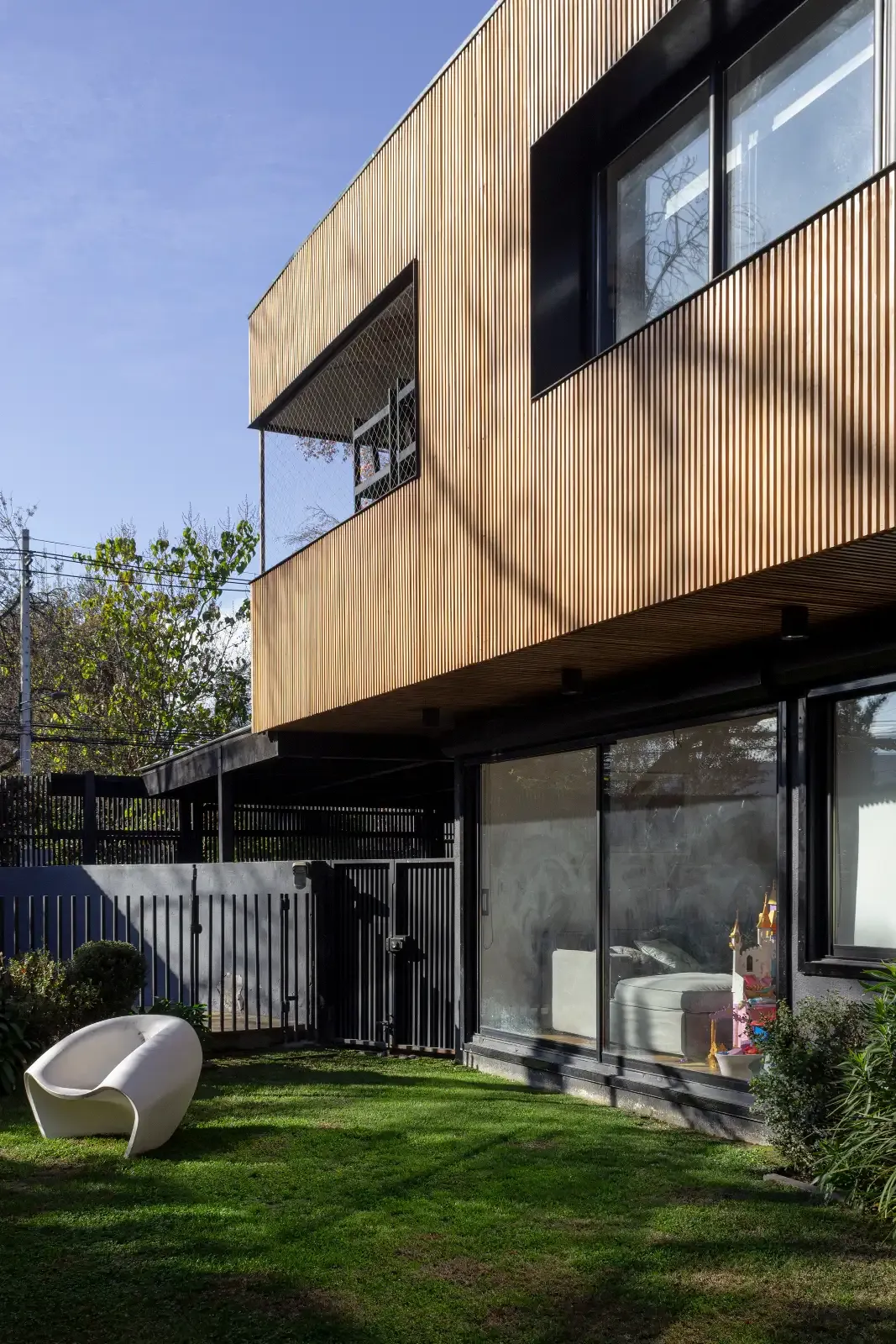 Jardín de Casa OA con celosías de madera termotratada TW-03A