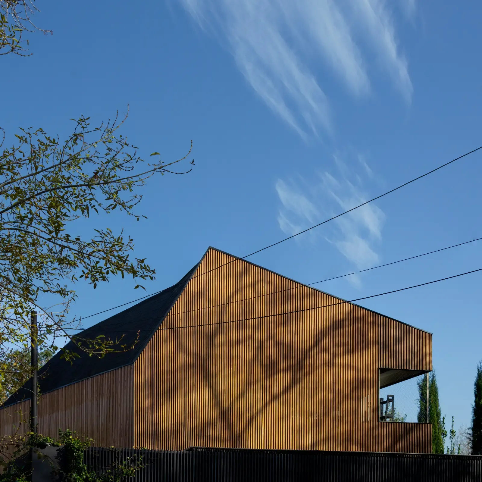 Casa OA en Vitacura con celosías de pino termotratado
