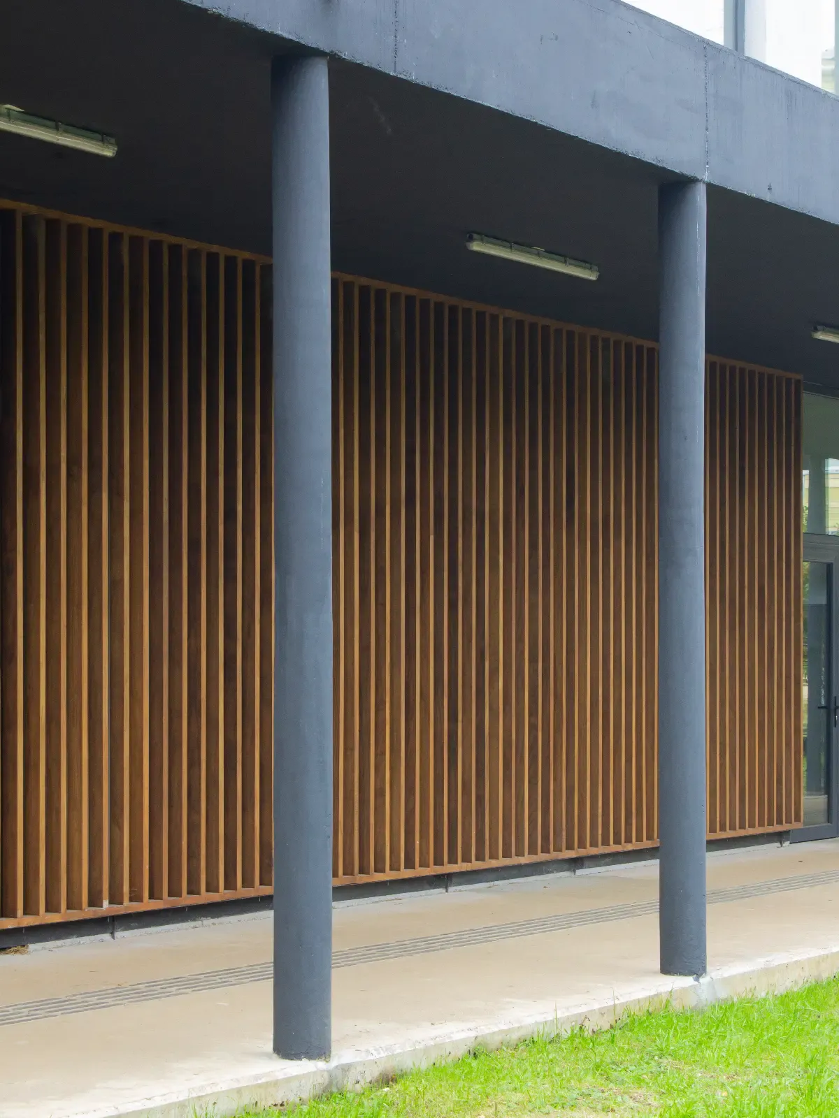 Fachada de celosías de pino termotratado en la Facultad de Filosofía y Humanidades UACH