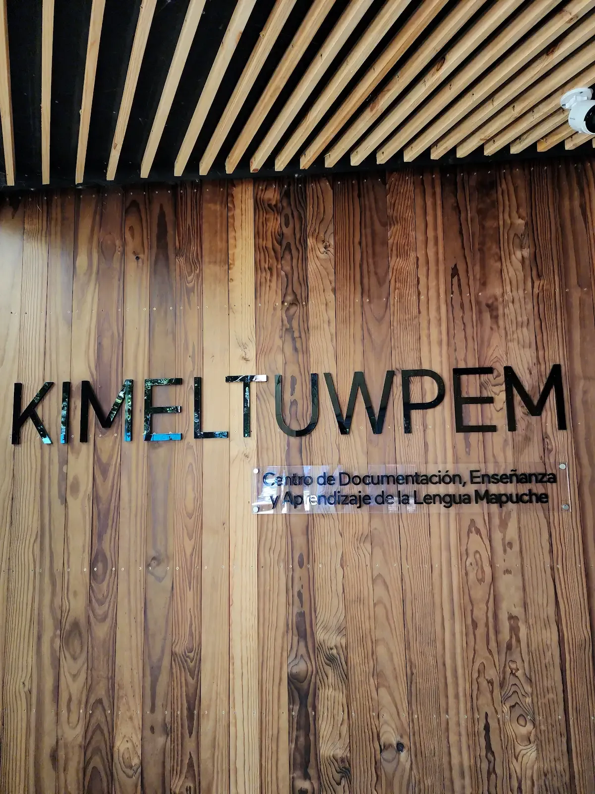 Ingreso del centro Kimeltuwpem con revestimiento de pino termotratado