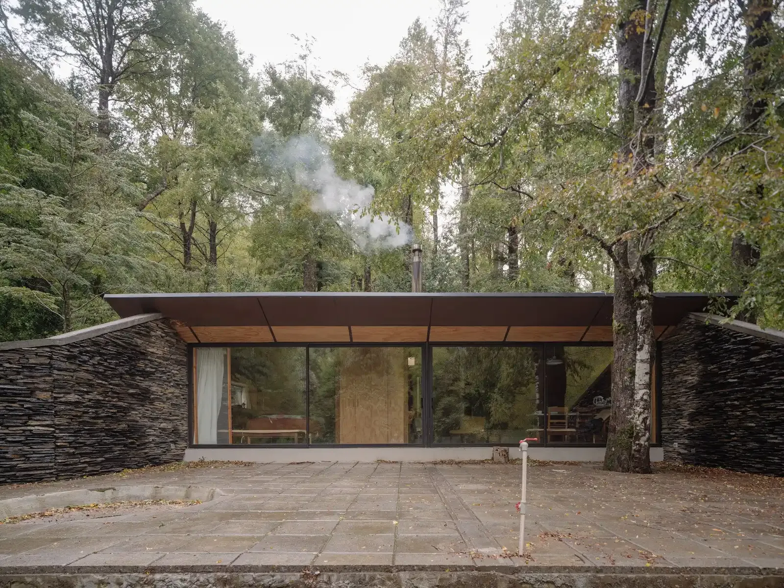 Refugio Huerquehue rodeado de bosque, proyecto de DRAA Arquitectura