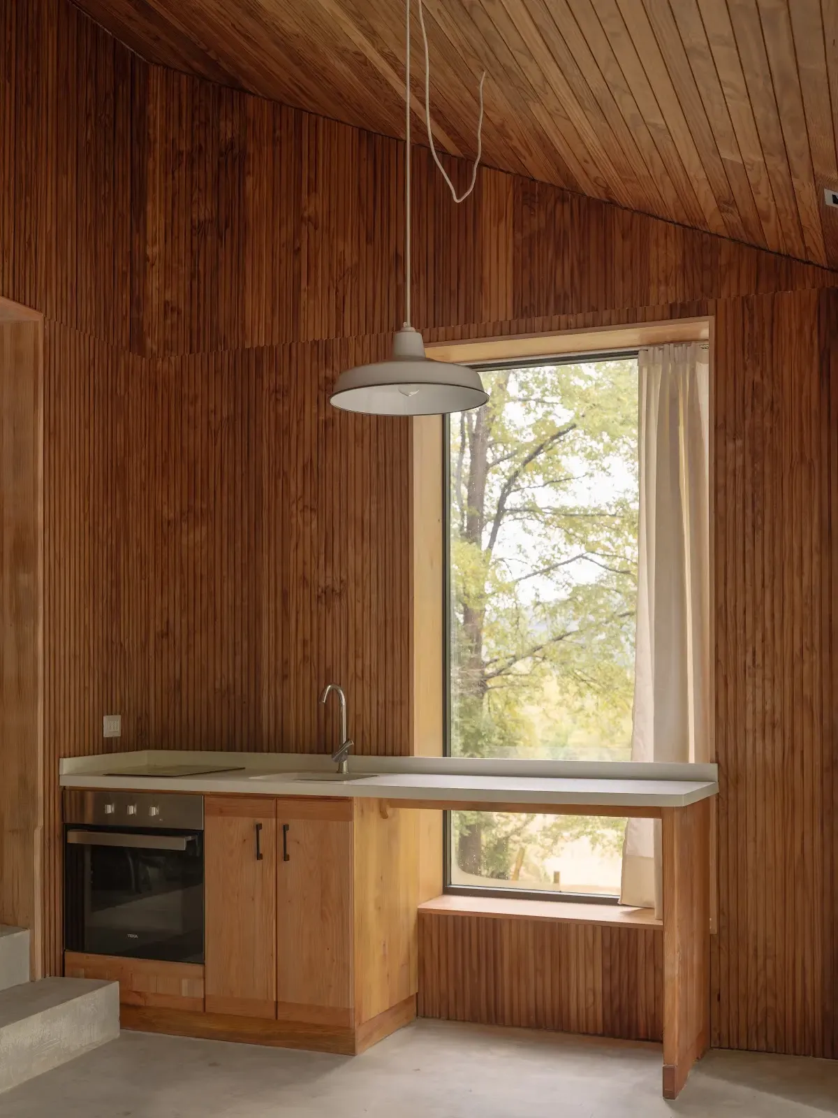 Cocina del Refugio Huerquehue con muros de madera