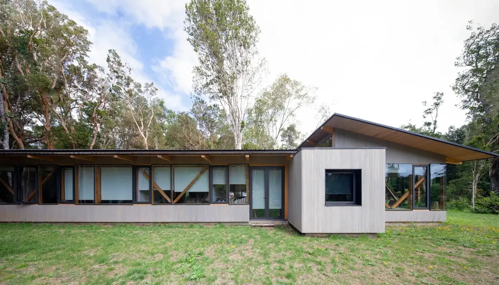 Casa El Arboreto en Puerto Varas, proyecto de BASA Arquitectos con madera termotratada Topwood