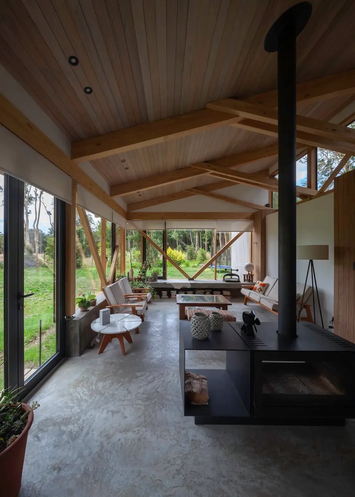 Interior de Casa El Arboreto con cielo de madera termotratada