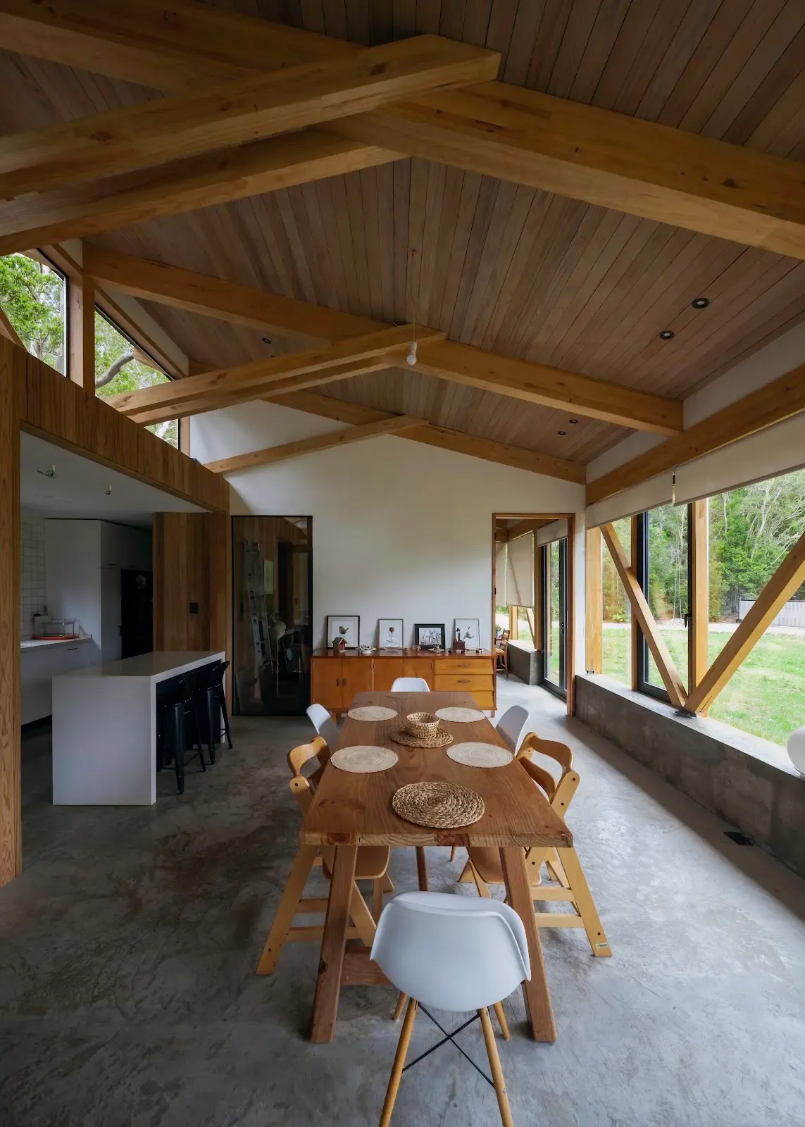 Comedor de Casa El Arboreto bajo cubierta con cielo de pino termotratado