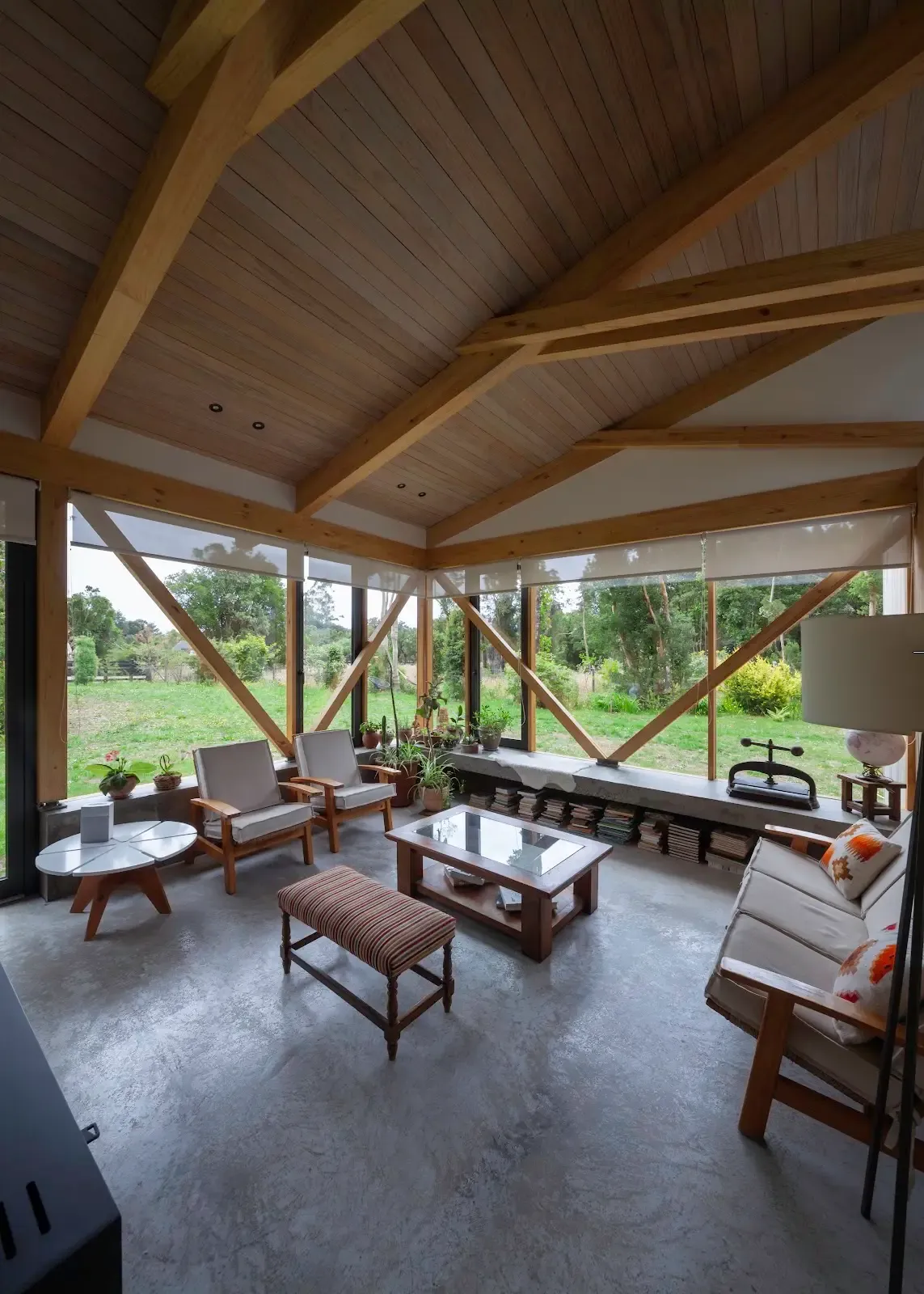 Living de Casa El Arboreto con cielo de madera termotratada