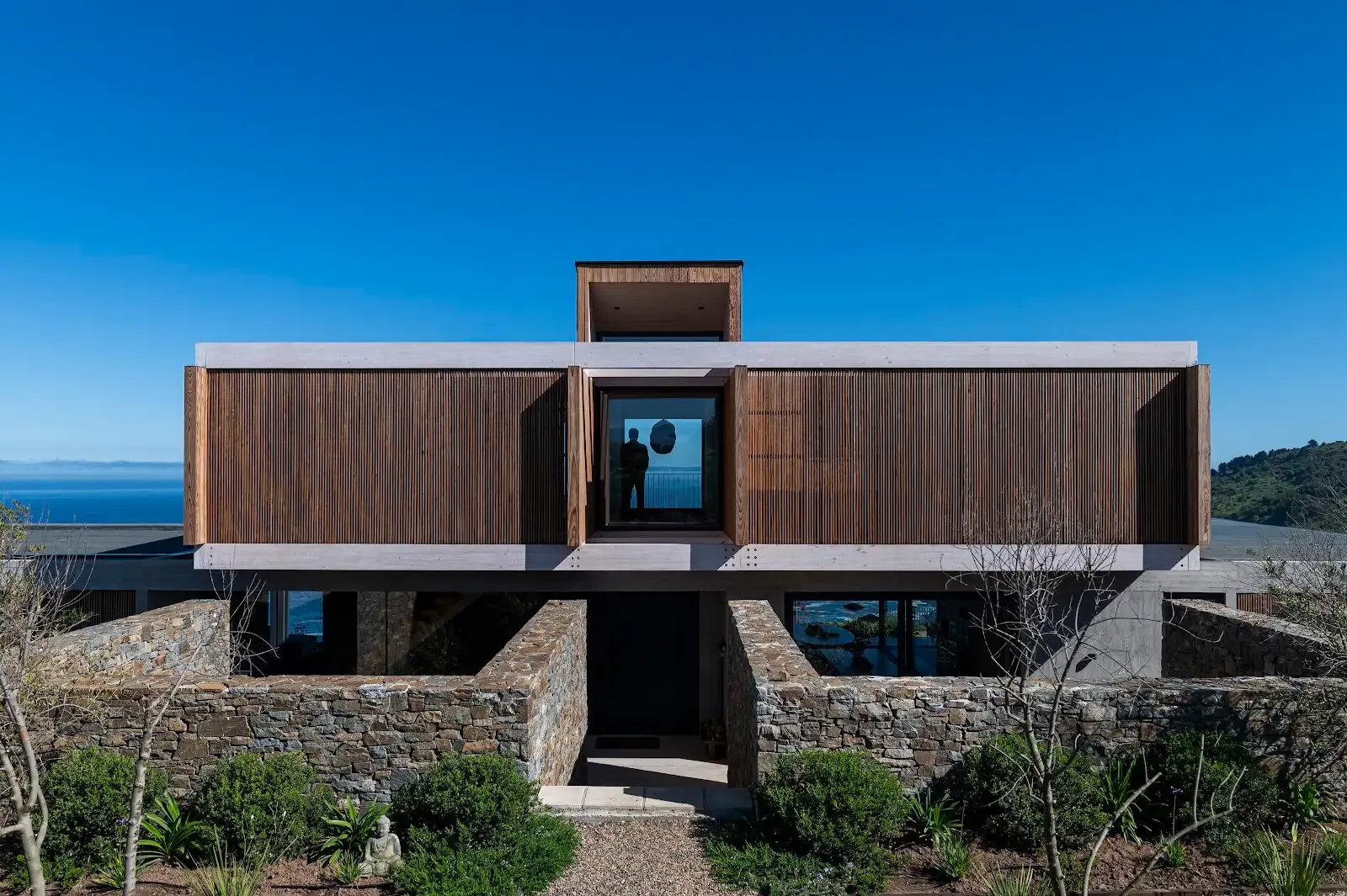 Casa Fundo Zapallar con celosías TW-03A de pino termotratado Topwood frente al mar