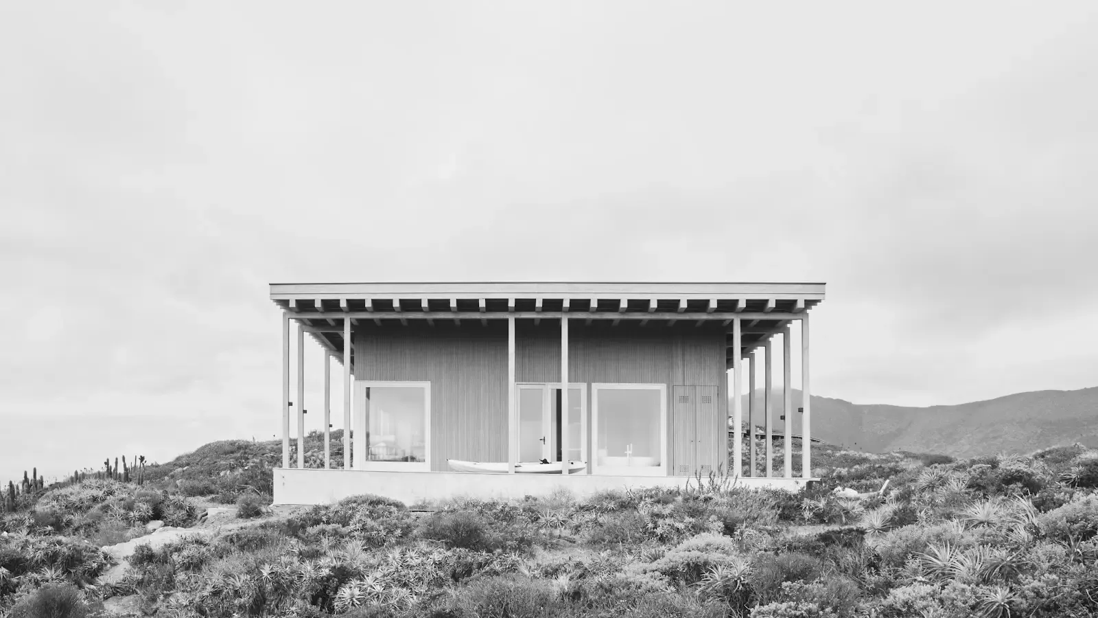 Casa EP en Punta Hueso, vista frontal en blanco y negro