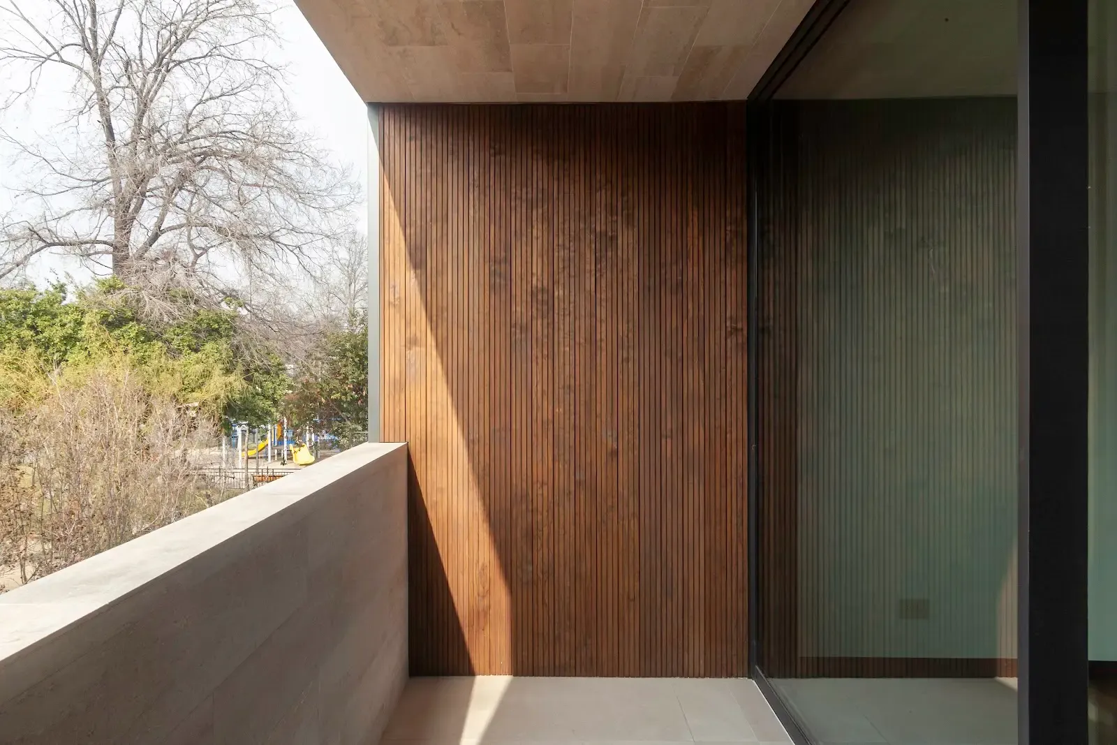Terraza de Casa Creta en Vitacura con muros de Duolux 4 en pino termotratado Topwood