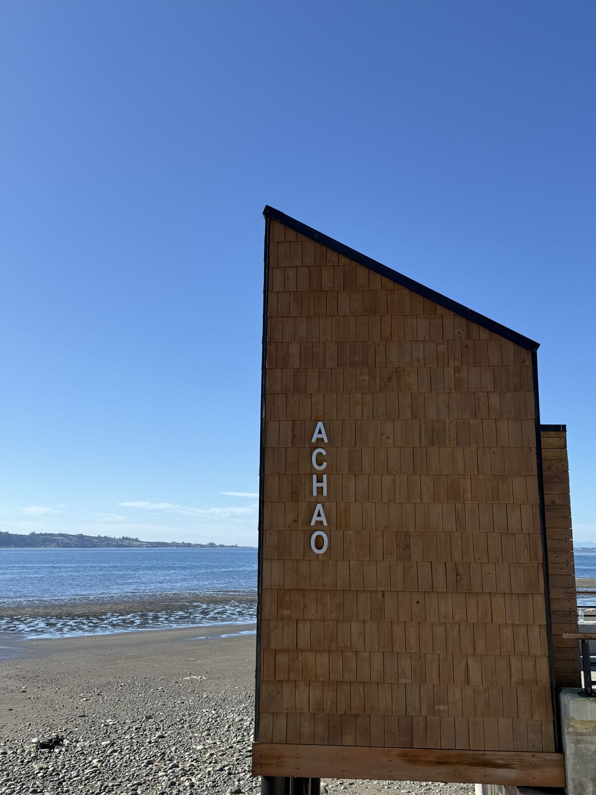Tejuelas de pino termotratado Topwood en el borde costero de Achao, Chiloé