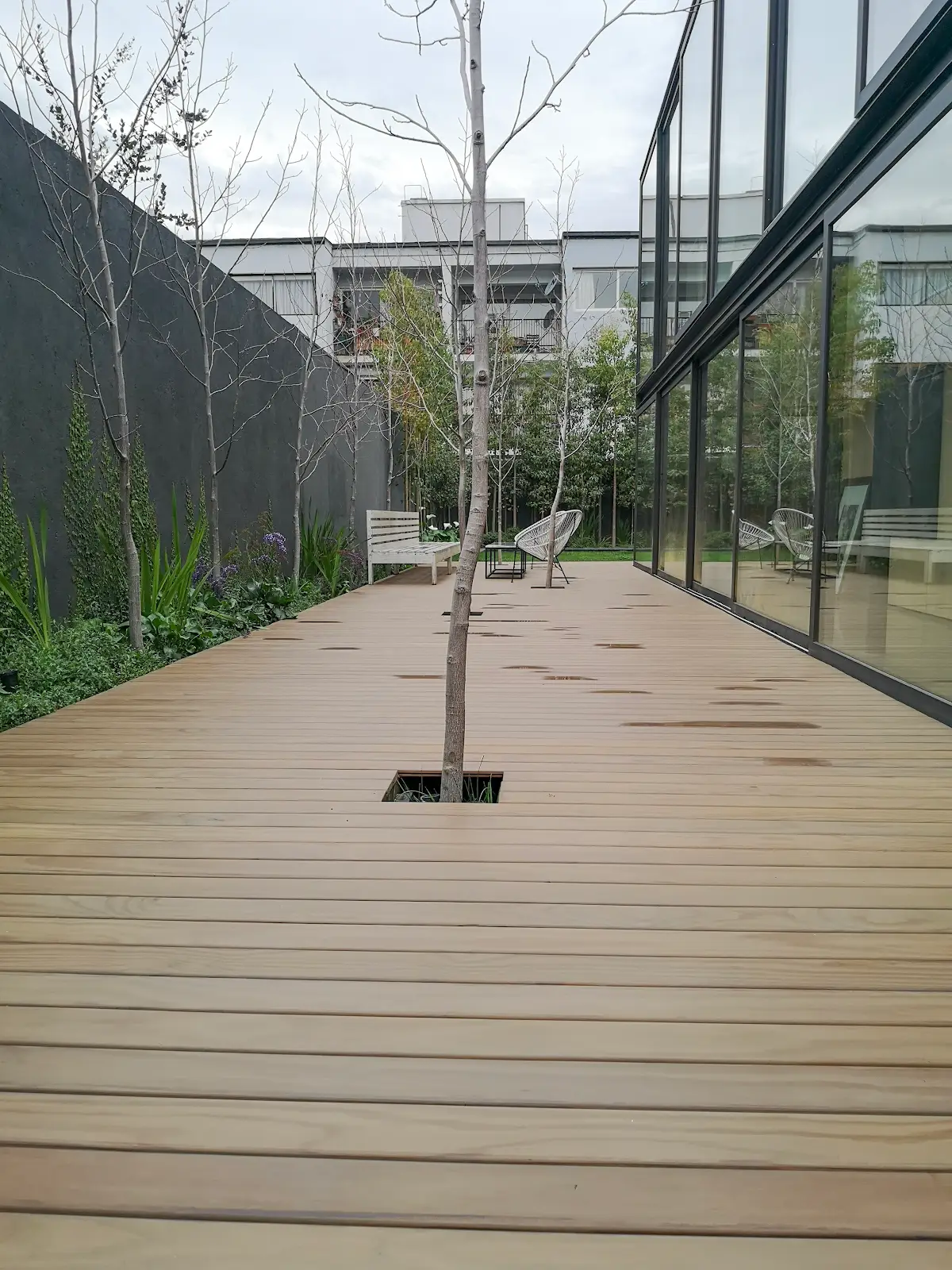 TW-04C - Deck Liso con Ranura Lateral en Pino Termotratado
